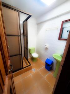科帕卡巴纳万达广场酒店的浴室配有绿色卫生间和水槽。