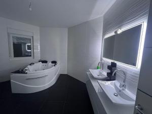 比耶利纳Villa Diamond的白色的浴室设有浴缸和水槽。