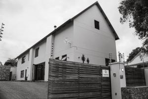 格拉罕镇Amabwe Guesthouse的黑白相间的房屋照片