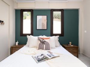 库克里亚Jasmine Dreams 1bed Apt Wpool的卧室配有一张白色大床和三扇窗户
