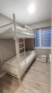 佩霍维采Apartamenty Tuwima的一间卧室设有两张双层床和一扇窗户。