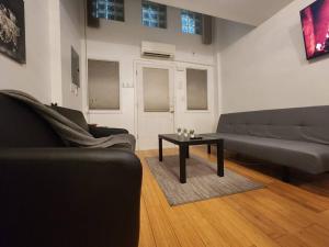 联城Cosy Modern Home Mins to NYC!的客厅配有沙发和桌子