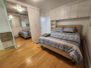 联城Cosy Modern Home Mins to NYC!的一间卧室设有一张大床和一个大镜子