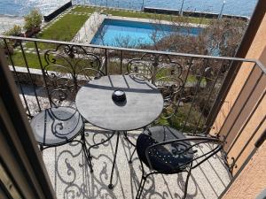 奥尔塔圣朱利奥圣洛可酒店的一个带桌椅的阳台