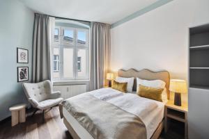 柏林limehome Berlin Stresemannstr的卧室配有床、椅子和窗户。