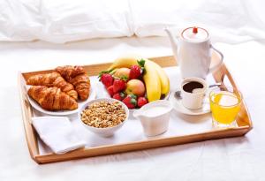 切斯特菲尔德Whitton Lodge B&B的床上的早餐食品和咖啡托盘