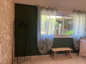 瑟泽Gite de la Pilaudiere的客房设有窗帘、桌子和窗户。