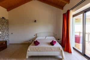 Torre BormidaAgriturismo Casa del Principe的一间卧室配有一张带紫色枕头的床