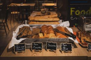 莱德萨阿尔卑斯HOTEL DES NEIGES的一张桌子,上面放着不同类型的面包和糕点