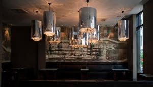 莱比锡莱比锡奥古斯特广场一号汽车旅馆的一间带吊灯的用餐室和一间酒吧