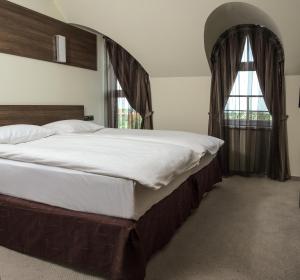 瓦尔纳公爵酒店的一间卧室设有一张大床和一个窗户。