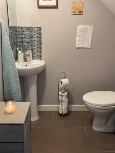 穆尔兰尼Sea Breeze Cottage Mulranny的浴室配有白色卫生间和盥洗盆。