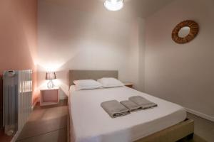 佩皮尼昂Perpignan - Appartement en centre ville的卧室配有白色床和毛巾