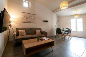 佩皮尼昂Perpignan - Appartement en centre ville的客厅配有沙发和桌子