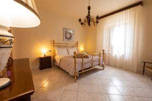 切塔尔多Casa vacanze Santa Maria的一间卧室配有一张床和一个吊灯