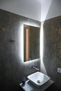 穆尔特里Costa Varda Apartments的一间带水槽和镜子的浴室