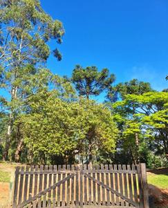 圣弗朗西斯科泽维尔Chalé Lavanda com Hidro, Trilhas e Cachoeiras的树木林立的公园里木板凳
