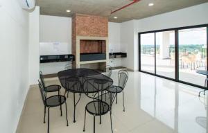 LuqueDelicado Monoambiente-comfy Studio的一间设有玻璃桌和椅子的用餐室