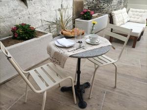 昂热Villa Buffon的小桌子,两把椅子,桌子,咖啡