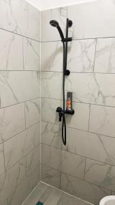 维也纳Aparthotel Residence的浴室内配有带黑色淋浴喷头的淋浴