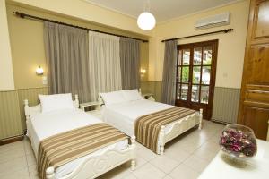 卡拉内拉卢娜公寓式酒店的酒店客房设有两张床和一张桌子。