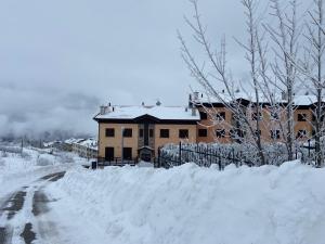 卡普拉科塔Duplex nuovo e grazioso的一条雪覆盖着的房屋,位于道路旁