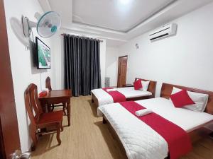 胡志明市Thiên Phát Hotel - SECC的酒店客房配有两张床和一张书桌