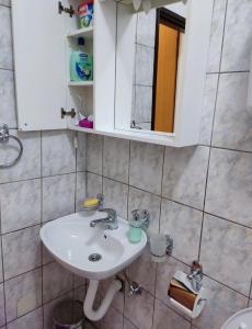 比耶利纳Apartman Novaković的一间带水槽和镜子的浴室