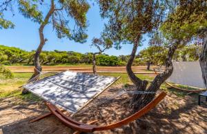 斯培基奥拉Infinito Resort的公园树下的吊床