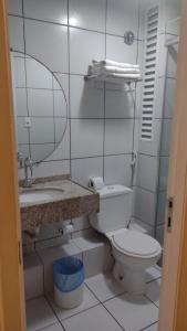 巴雷里尼亚斯Gran Lençóis Flat的一间带卫生间、水槽和镜子的浴室