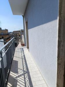 拉泰尔扎appartamento Alleria的阳台拥有蓝白色的墙壁
