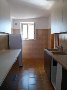 拉泰尔扎appartamento Alleria的厨房配有水槽和台面