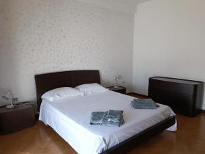 拉泰尔扎appartamento Alleria的一间卧室配有一张床,上面有两条毛巾