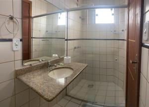 伊列乌斯Pousada e Restaurante Palomar的一间带水槽和镜子的浴室