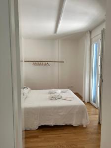 雷卡纳蒂港A casa di Fede的白色卧室配有白色床单