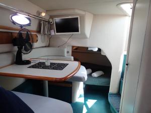 格吕桑yacht vedette Arlequin的小房间设有书桌和电视