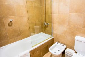 乌斯怀亚Altos Ushuaia Hotel & Resto的带浴缸、卫生间和盥洗盆的浴室