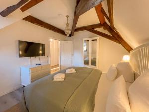 包岑ApartOne Altstadt-Hotel的一间卧室设有一张绿色大床和电视。