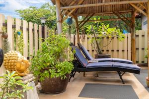 高兰Villa Ayutthaya at Kantiang Bay的一个带椅子和木栅栏的庭院