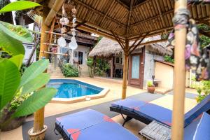 高兰Villa Ayutthaya at Kantiang Bay的一个带游泳池和房子的庭院