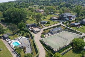 维莱尔维尔Domaine du Grand Bec的一座带网球场的大厦的空中景观