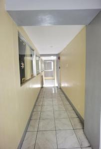 圣巴勃罗Rivoli Hotel的大楼里铺着瓷砖地板的空走廊