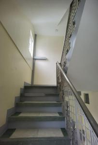 圣巴勃罗Rivoli Hotel的楼梯,在墙上有十字架的建筑物里