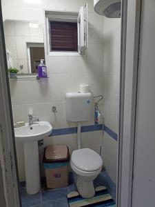 Soba的一间带卫生间和水槽的小浴室