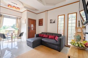 高兰Villa Ayutthaya at Kantiang Bay的客厅配有沙发和桌子
