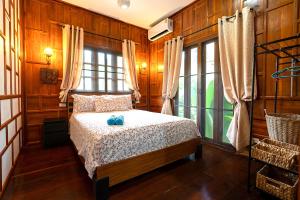 高兰Villa Ayutthaya at Kantiang Bay的一间卧室设有一张床和一个大窗户