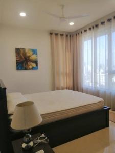 科伦坡Luxury Sea view fully furnished apartment的一间卧室配有床、灯和窗户