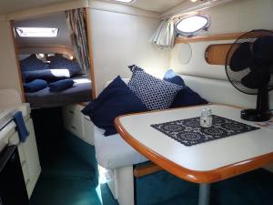 格吕桑yacht vedette Arlequin的小房间设有桌子和床