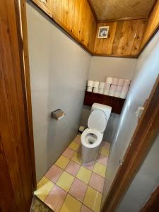 那霸月光荘沖縄的一间小浴室,内设卫生间