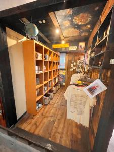那霸月光荘沖縄的一间房间,房间内设有桌子和书架